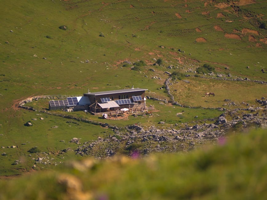 Paneles solares y depósito de agua en finca rural aislada